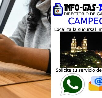 manos humanas con celukar marcando a servicio de gas